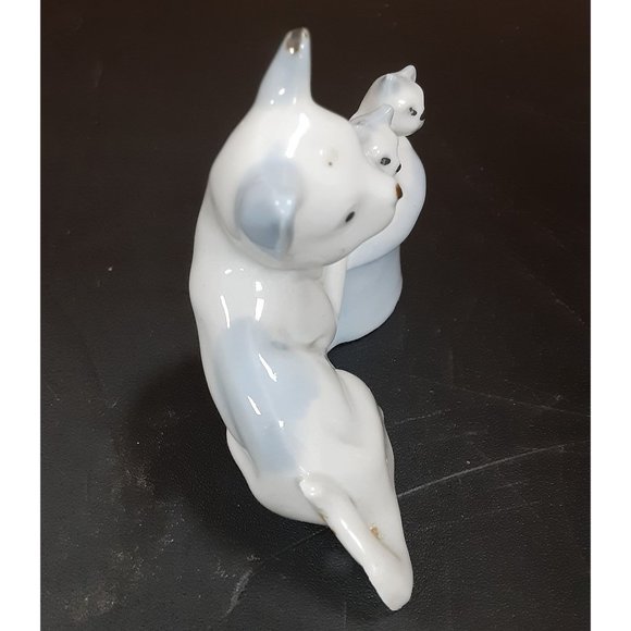 Vintage Porcelain Cat With 2 Kittens Sitting in A Hat Blue White Made in Japan - Picture 4 of 6